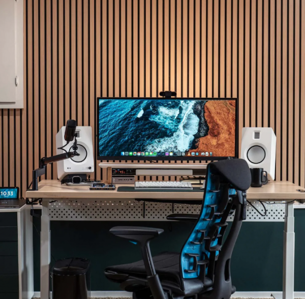 Meja kerja dengan aksen warna kontras untuk menambahkan sentuhan visual